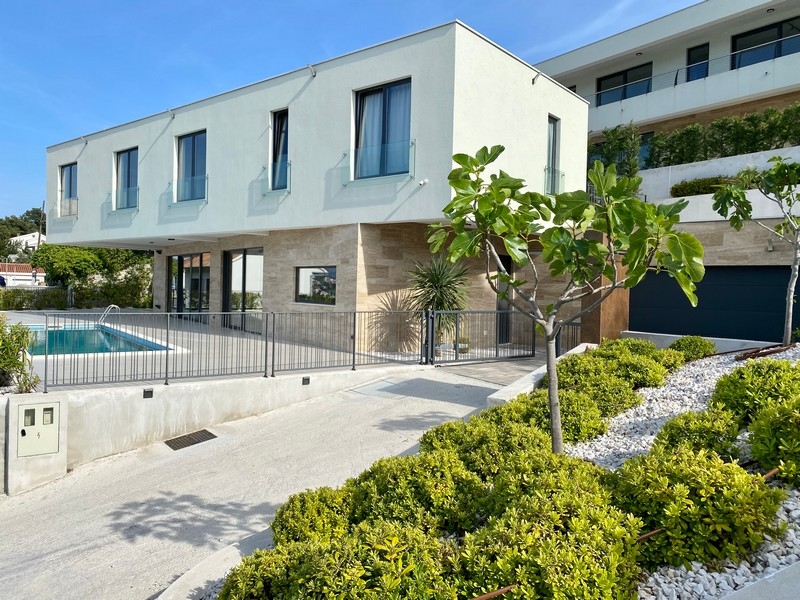 Úszómedence és kilátás a tengerre - a Villa H1922 teraszáról készült, Ciovo-sziget, Horvátország.