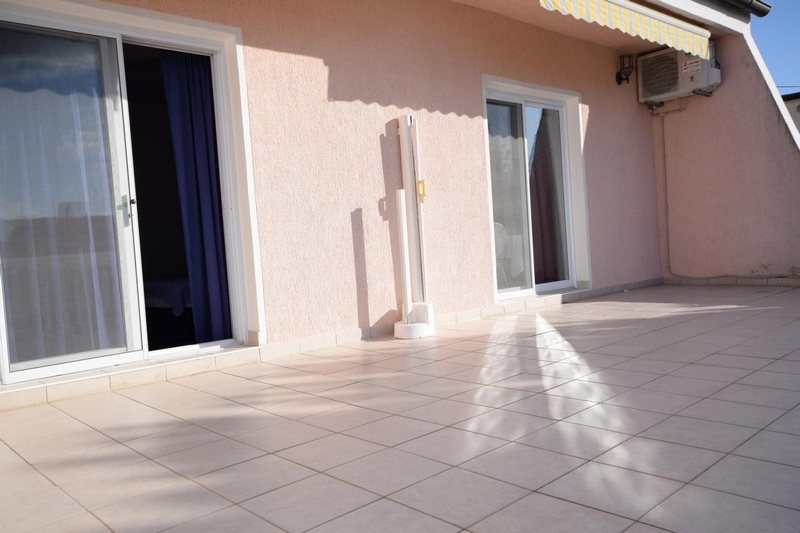 A H1930 ingatlan terasza a Malinska régióban, Krk szigetén, Horvátországban.