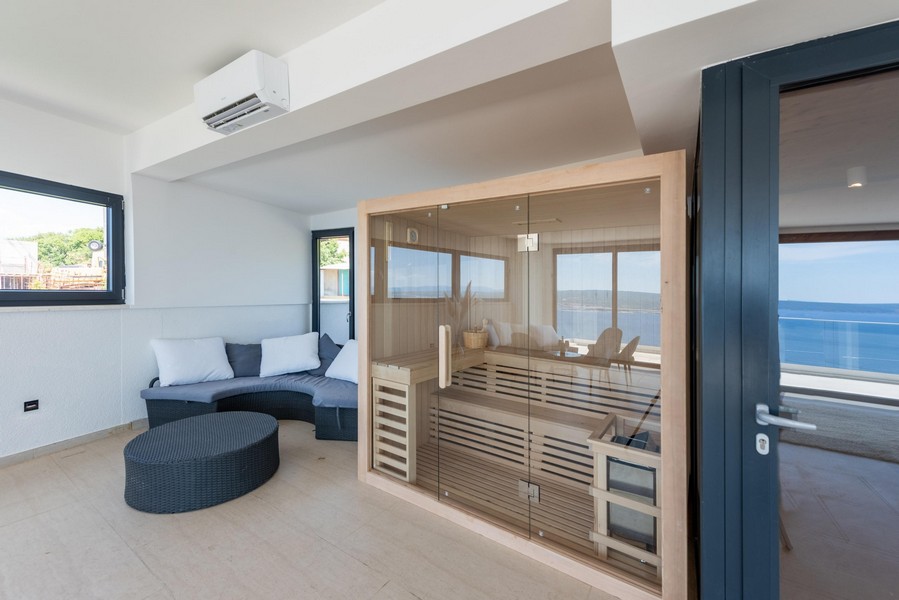 Hálószoba saját gardróbbal a H1932 ingatlanban, Crikvenica, Horvátország.