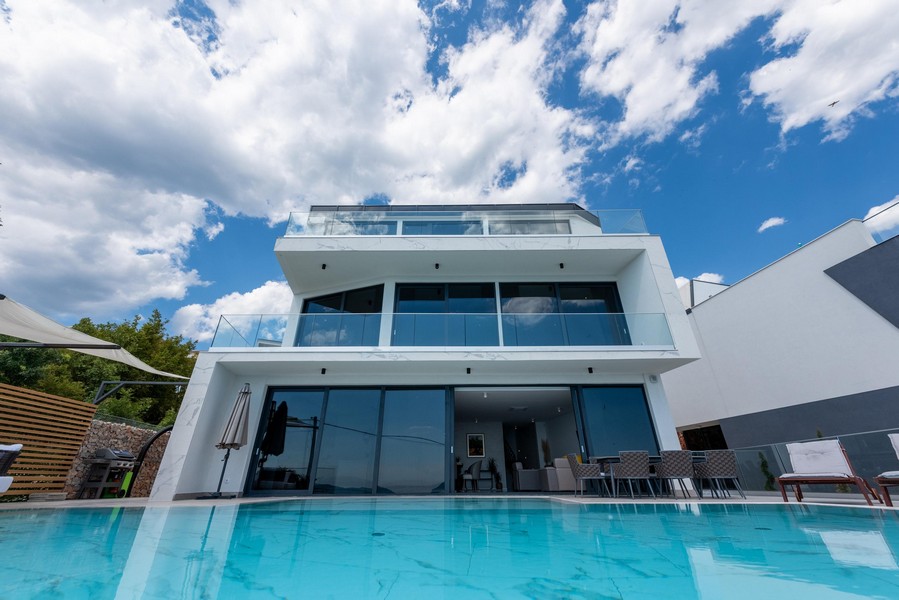 A Villa H1932 úszómedencéje Crikvenicában, Horvátországban - Panorama Scouting.