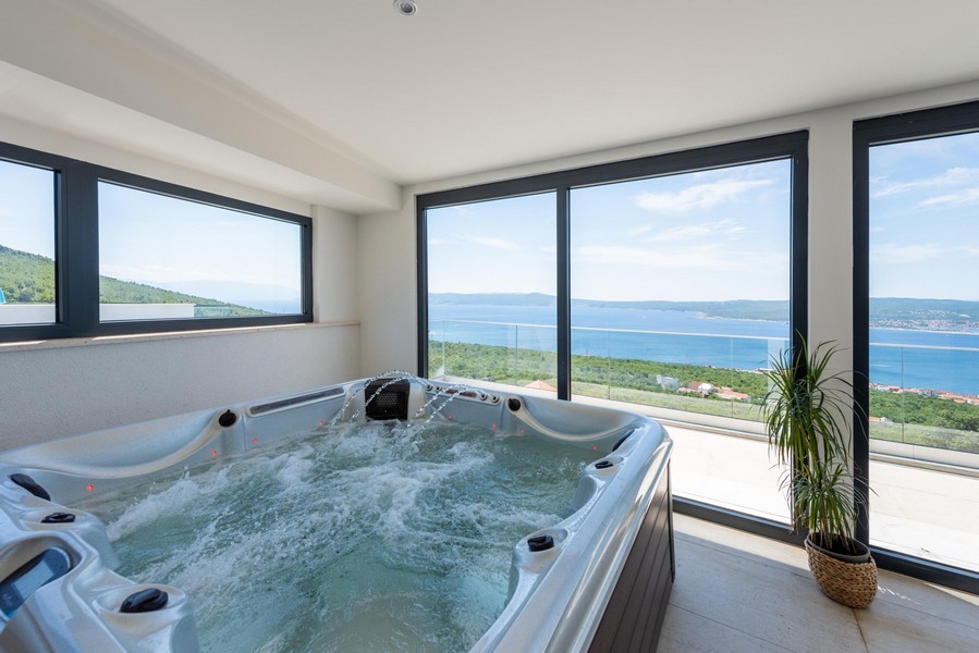 A Villa H1932 modern berendezésű nappalija Horvátországban, Crikvenicában.