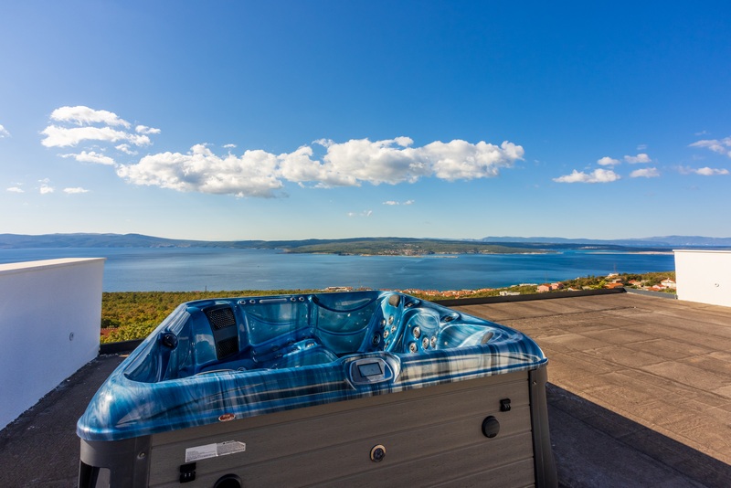 Tetőterasz jakuzzival és panorámás kilátással a tengerre.