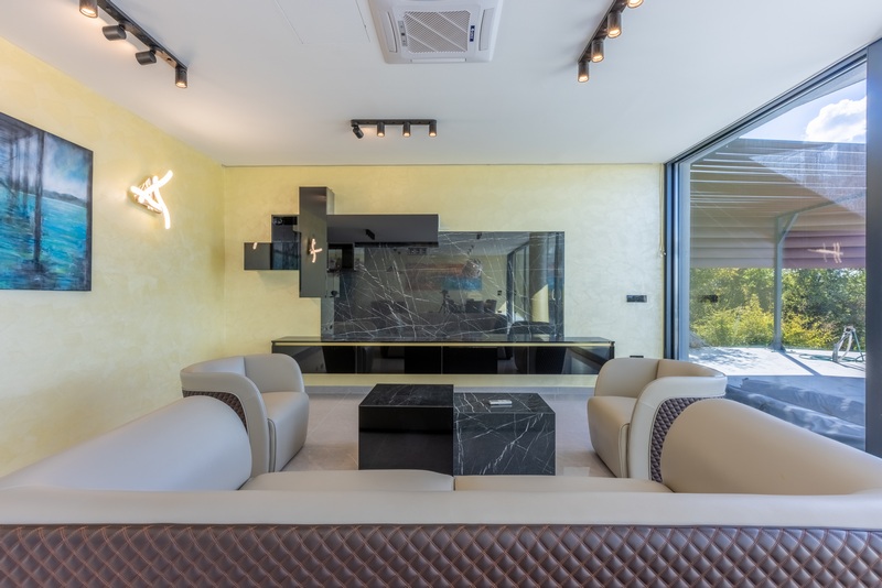 Luxus nappalirész Bentley bútorokkal.