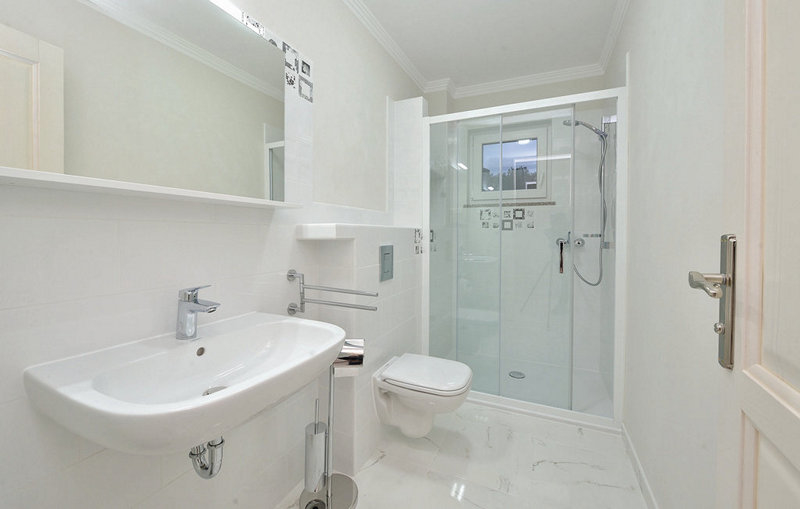 Fürdőszoba zuhanyzóval.