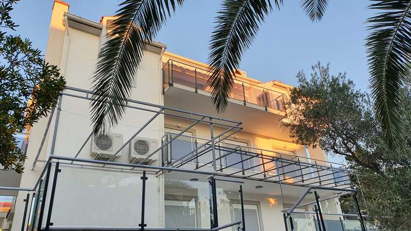 Apartmanház csendes környéken, gyönyörű kilátással a tengerre.