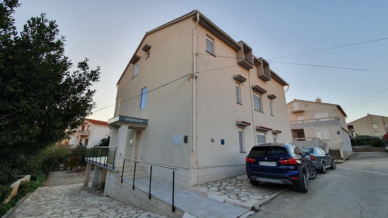 Szabadtéri terület és parkolóhelyek