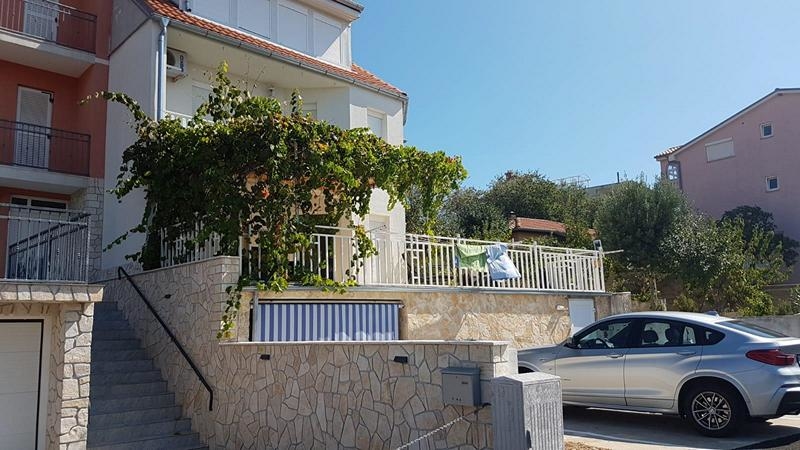 Vonzó ikerház a tenger közelében, csendes helyen, Novi Vinodolskiban, Horvátországban.