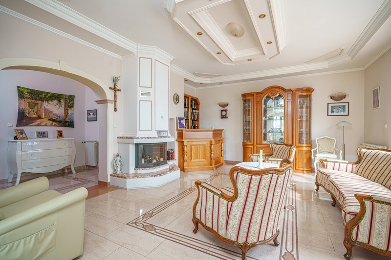 Kényelmes nappali kandallóval.