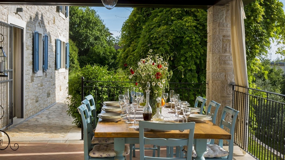 A H2040-es ingatlan kültéri étkezője Porec közelében, Isztria, Horvátország.