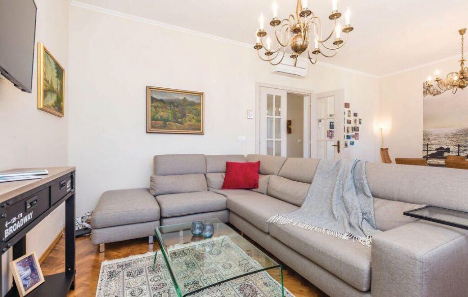 A H1461 ház rusztikus és fedett terasza Abbázia közelében Horvátországban - Panorama Scouting Real Estate.