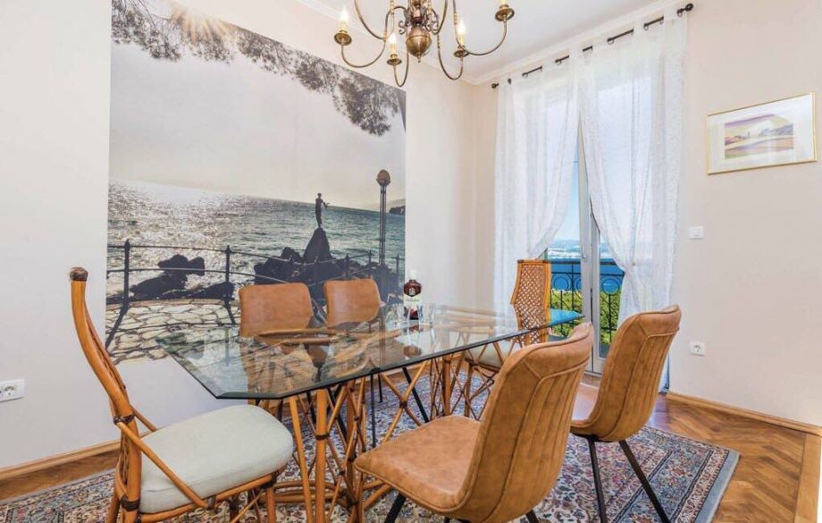 Kiváló minőségű és stílusosan berendezett étkezősarok a H1461-es villában, Opatija közelében, Horvátországban.