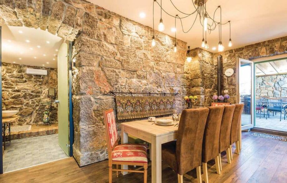 A H1461 villa rusztikus étkezője Opatija közelében, Horvátországban.