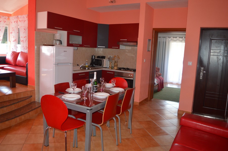 A H2070 ingatlan konyhája eladó Horvátországban, Ciovo Trogir szigetén - Panoráma cserkészet.