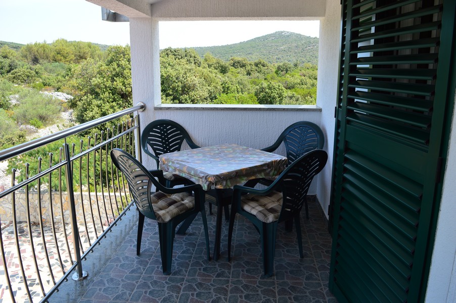 A H2070-es ingatlan terasza, amely Horvátországban eladó a Ciovo-sziget Trogir régiójában - Panoráma cserkészet.