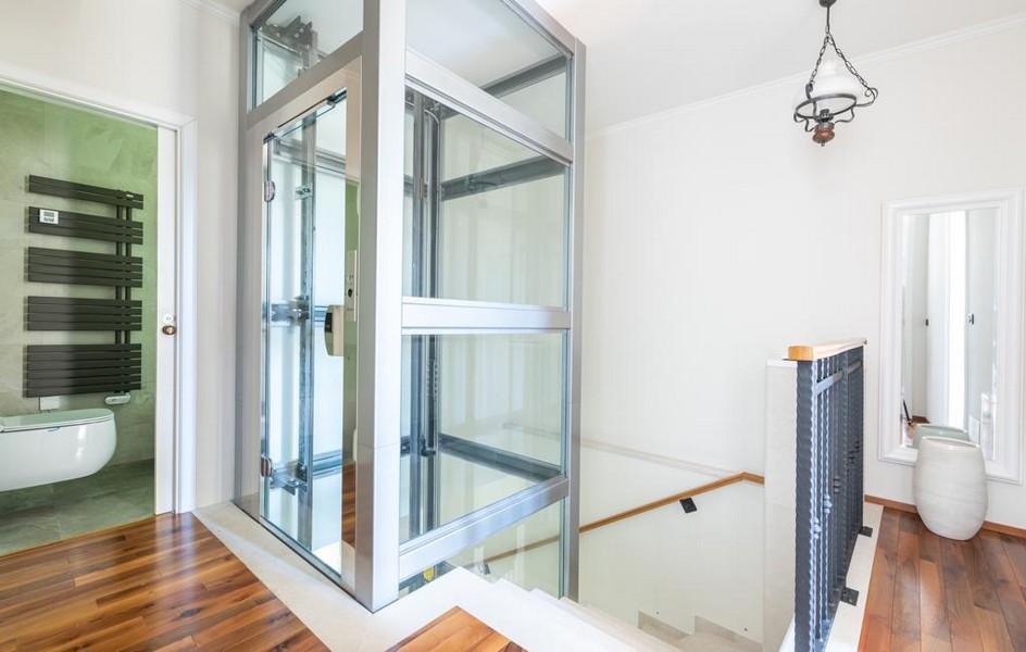 Fürdőszoba és lift egy isztriai luxusvillában eladó.