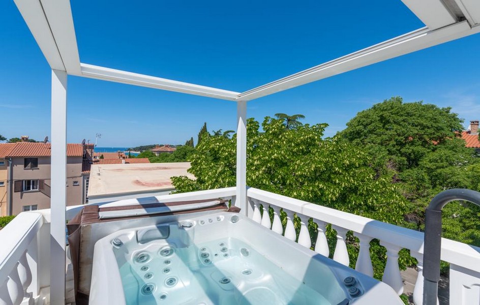 Isztriai luxusvilla tetőteraszán jacuzzi eladó.