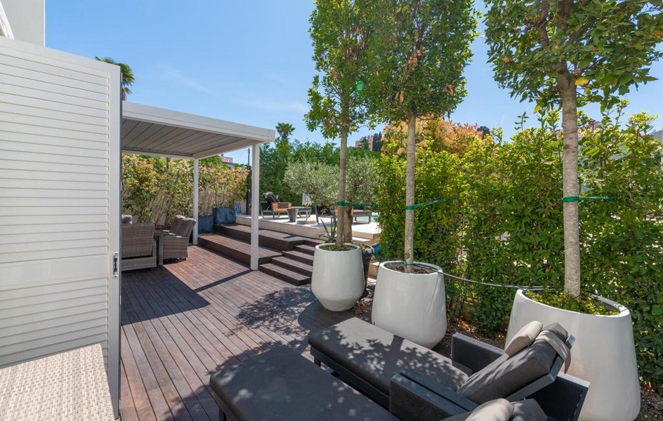 Isztriai luxusvillában gondozott kültéri terasz pihenősarokkal eladó.