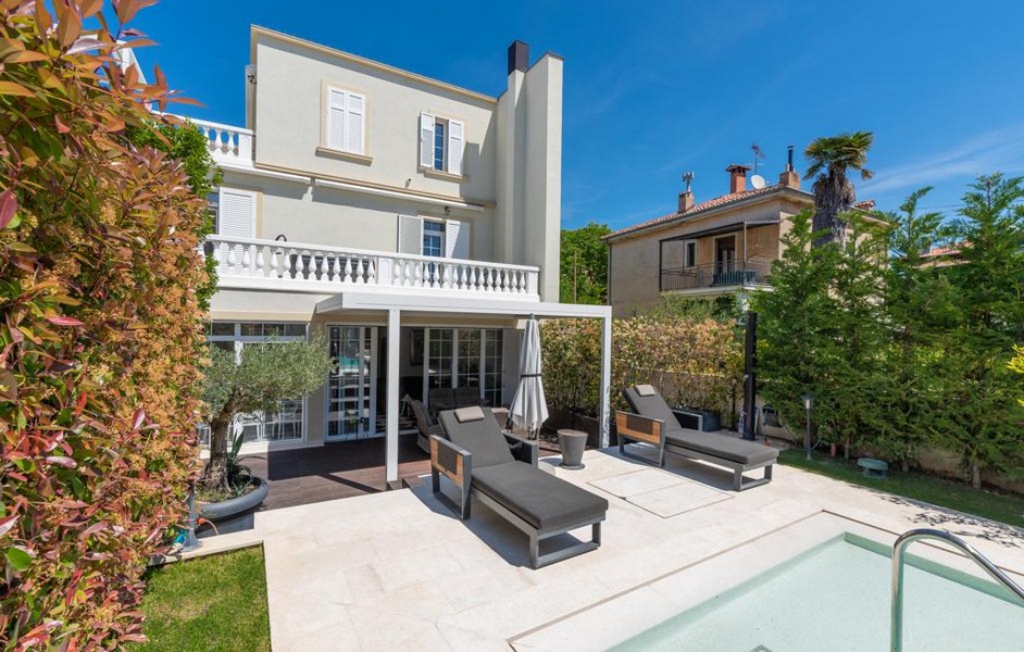 Eladó egy isztriai luxusvilla hátulról medencével és terasszal.