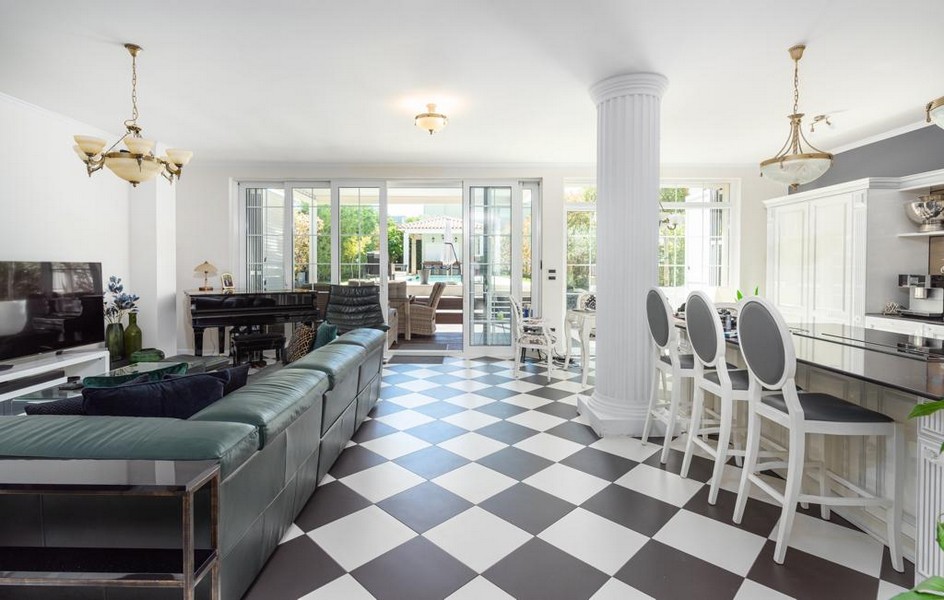 Elegáns nappali közvetlen teraszkapcsolattal az isztriai luxusvillában eladó.