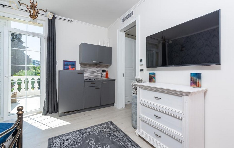 Modern szoba TV-vel és gardróbbal Isztriai luxusvillában.