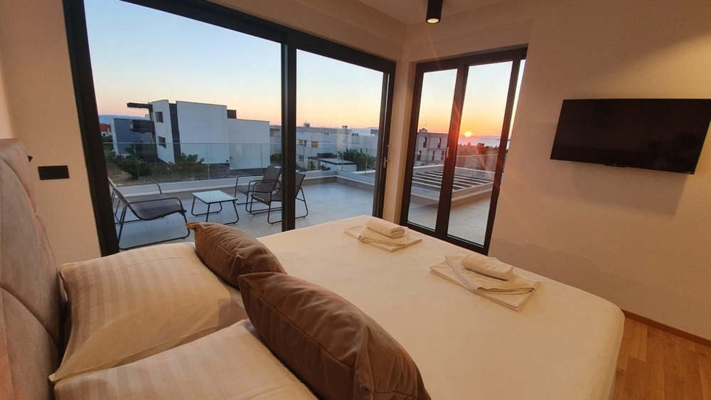 Ismét a hálószoba TV-vel és kilátással a teraszra.