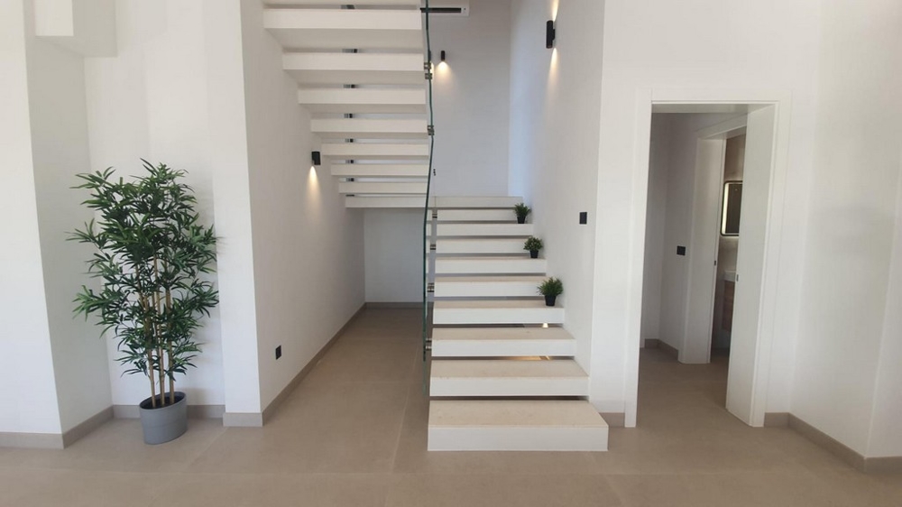 A világos lépcsőház.