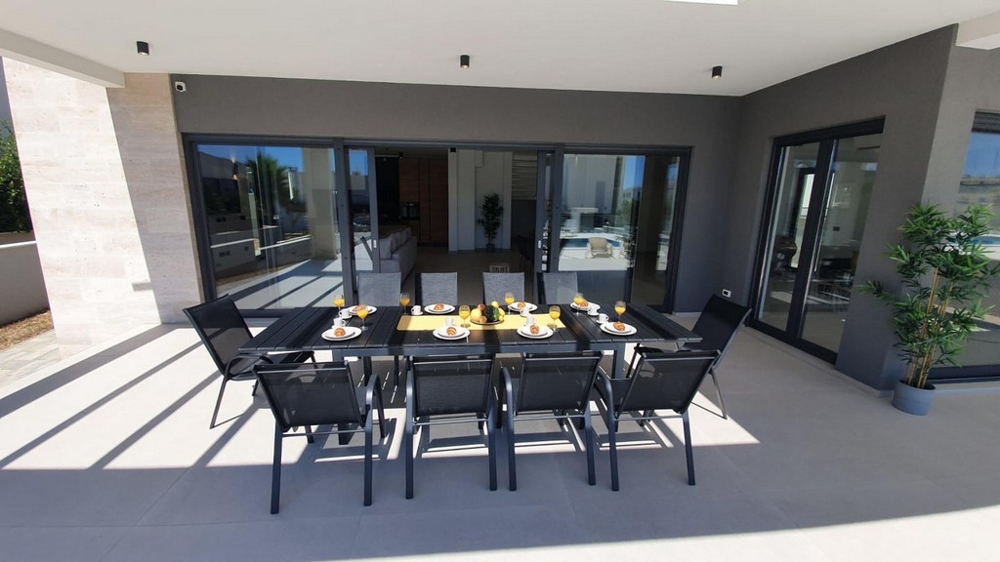 Modern terasz fedett étkezővel.