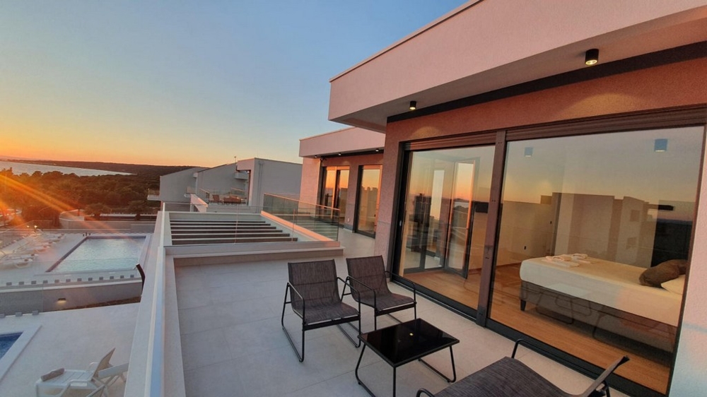 A felső teraszról gyönyörű kilátás nyílik a tengerre.