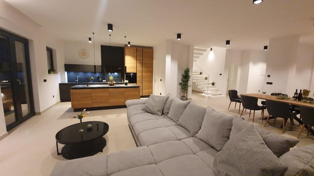 Kilátás a kanapéról az étkezőre és a konyhára.