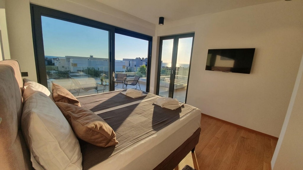 Hálószoba és kilátás a tágas teraszra.