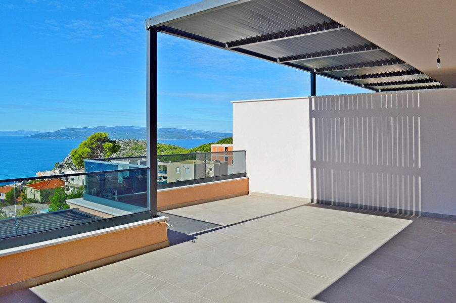 Terasz panorámás kilátással a tengerre a Villa H2147-re, Horvátország.