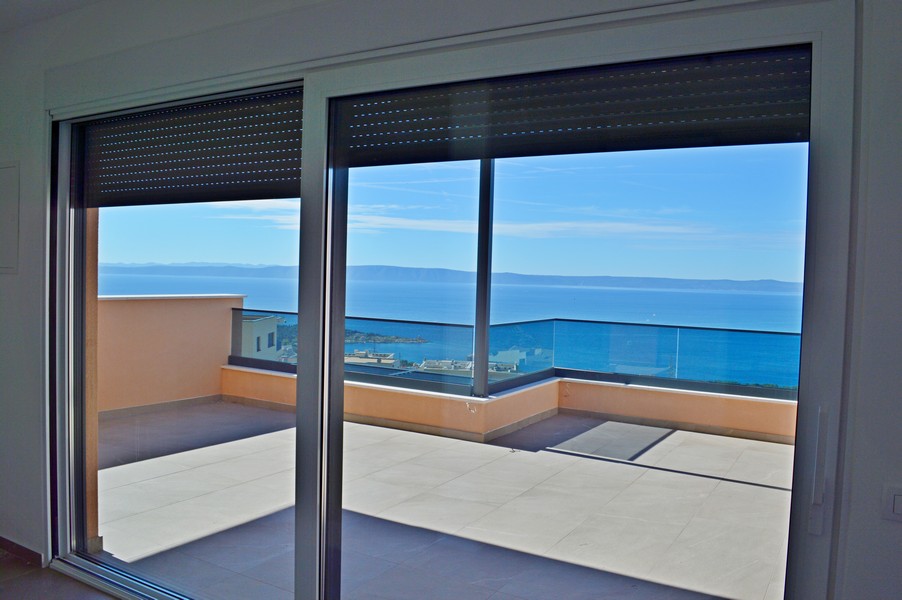 Tetőterasz gyönyörű kilátással a tengerre a H2147 ingatlanra Makarskában.