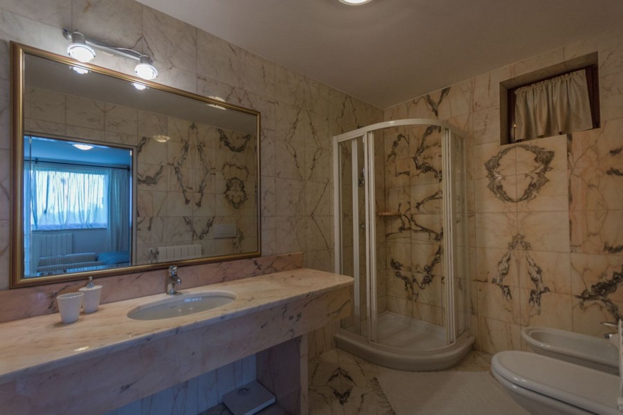 Fürdőszoba zuhanyzóval.