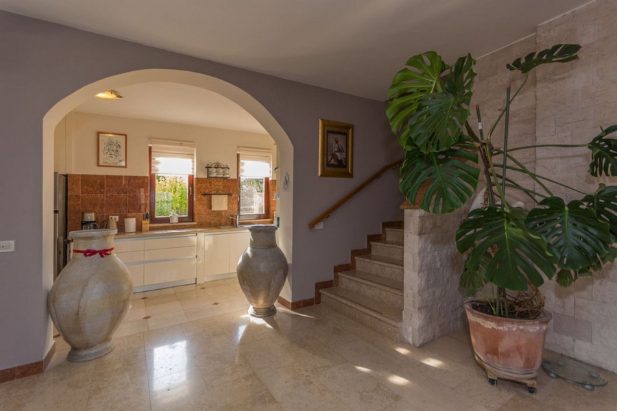 A H2272 villa bejárata.