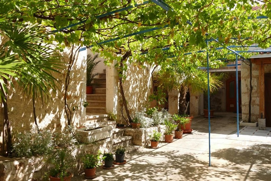 Ez a kép a horvátországi H2331 ingatlan zöld, mediterrán környezetét mutatja - Panorama Scouting.