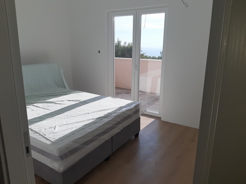 Ezen a képen a H2356-os ingatlan vonzó és kényelmes hálószobája látható, ami eladó Abbáziában.