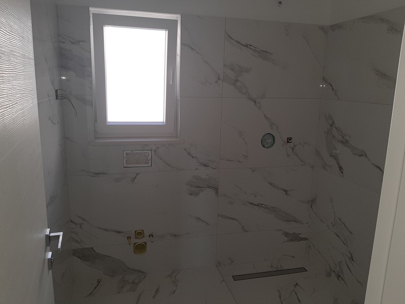 Ezen a képen a H2356-os ingatlan vonzó és kényelmes fürdőszobája látható, ami eladó Abbáziában.