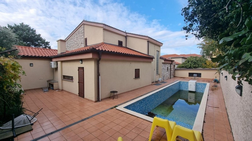 A H2359 ingatlan úszómedencéje Horvátországban, Novi Vinodolski - Panorama Scouting.