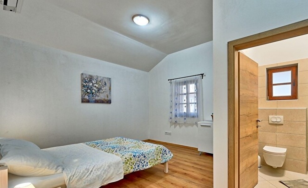 Ezen a képen az Ugljan / Pasman / Dugi Otok szigeten eladó H2361 ingatlan vonzó és kényelmes fürdőszobája látható.