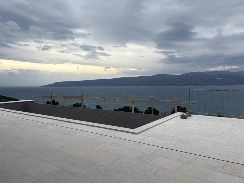 Lenyűgöző villa végtelenített medencével és kilátással a tengerre