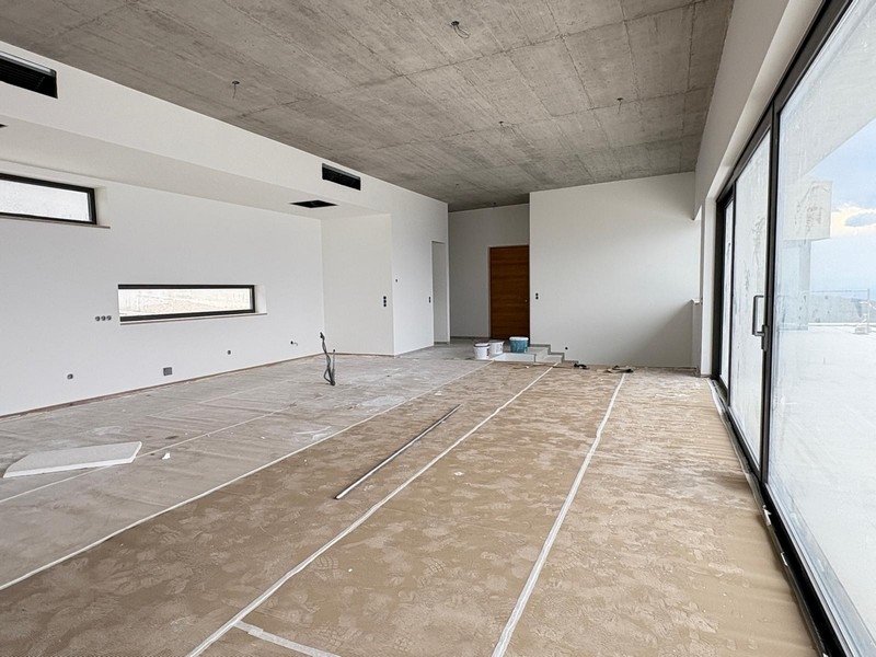 Befejezetlen állapotban lévő nappali.