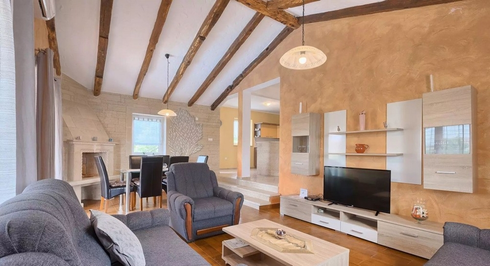 Gyönyörű ház medencével és nagy kerttel