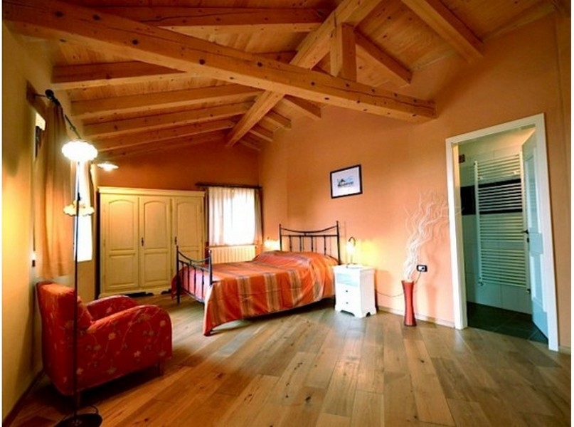 Ezen a képen a H2393-as ingatlan tetszetős és kényelmes hálószobája látható, mely Porecben eladó.