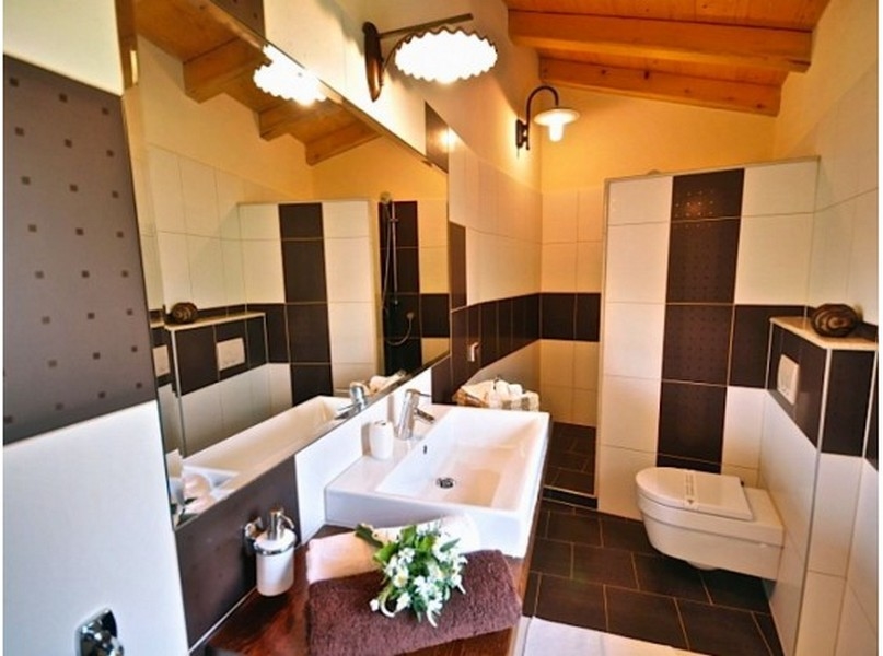 Ezen a képen a H2393-as ingatlan tetszetős és kényelmes fürdőszobája látható, mely Porecben eladó.