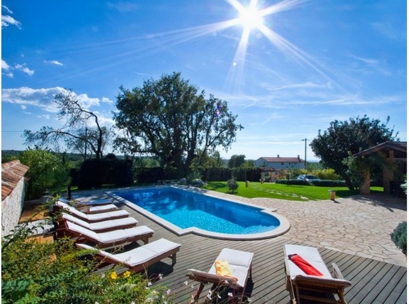 A Villa H2393 úszómedencéje Horvátországban - Panorama Scouting.