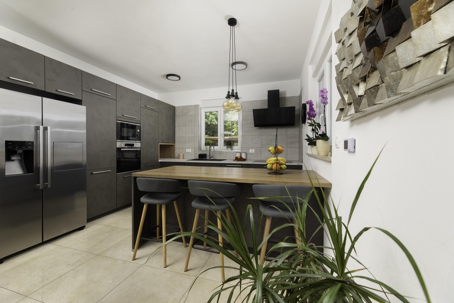 H2400 ingatlan konyhája eladó Horvátországban, Krk szigetén - Panoráma cserkészet.