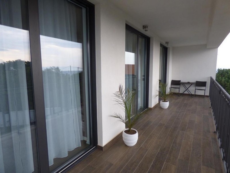 Tágas ház nagy terasszal és pezsgőfürdővel