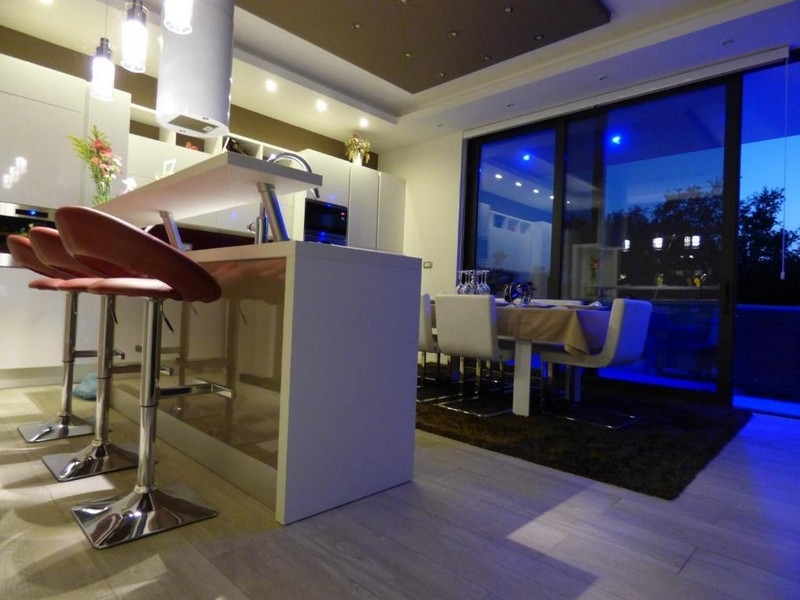 Modern ház nagy kerttel