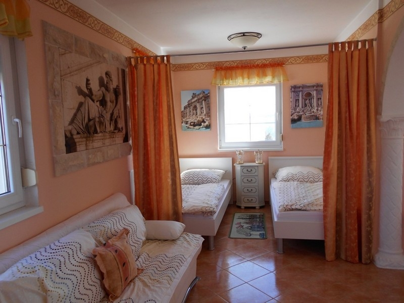 Tágas ház nagy terasszal és grillezővel