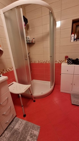 Fürdőszoba zuhanyzóval